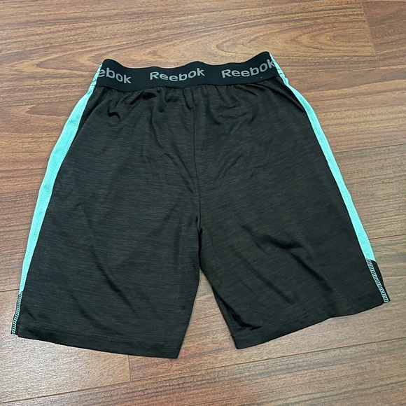 Boys Reebok gym shorts - Picture 2 of 5